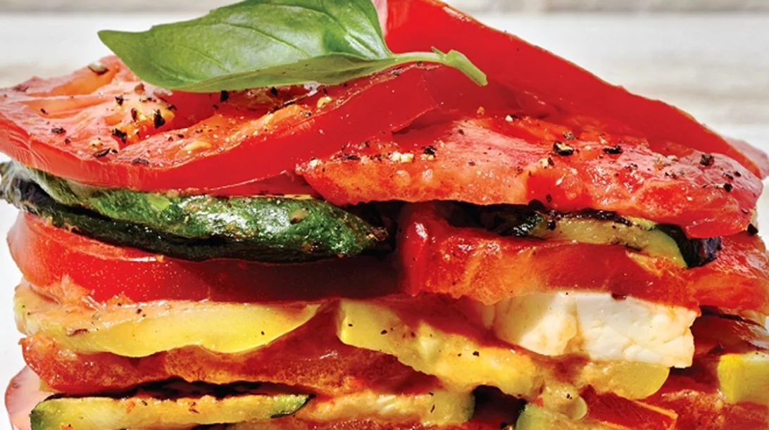 Φτιάξε "λαζάνια" μόνο με ψητά κολοκυθάκια, πιπεριές και χαλούμι (χωρίς ζυμαρικά)!