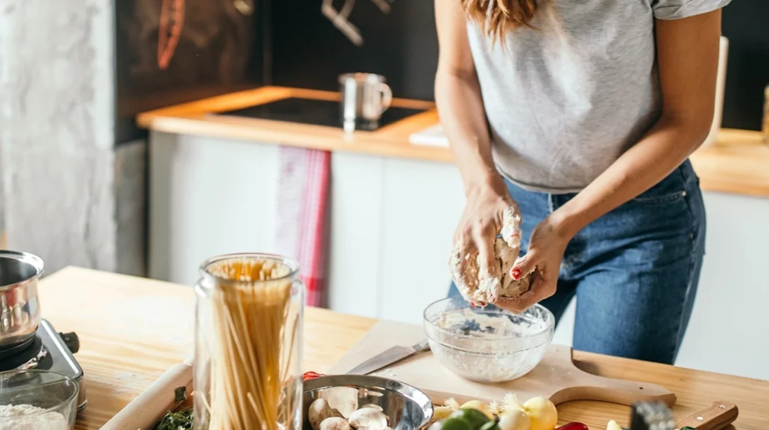 Μένεις μόνη; Συμβουλές για να τρως πιο υγιεινά και όχι με delivery