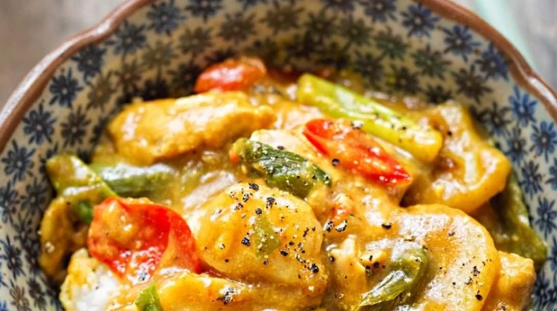 Συνταγή για ταϊλανδέζικο κοτόπουλο µε κάρυ, κινόα και τζίντζερ