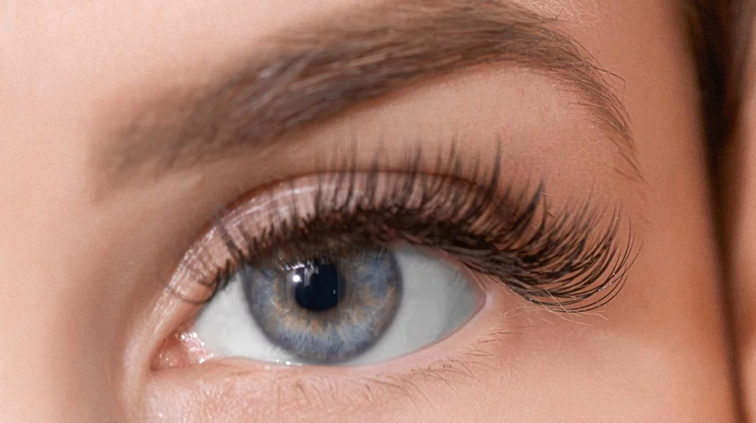 Πώς να μακρύνω τις βλεφαρίδες μου; 4 τρόποι που όντως φέρνουν αποτέλεσμα