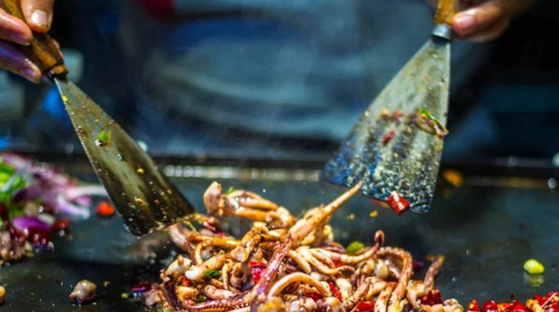 Φαγητό στο εξωτερικό: Τι να προσέχεις όταν κάνεις μακρινά ταξίδια σε "εξωτικές" χώρες