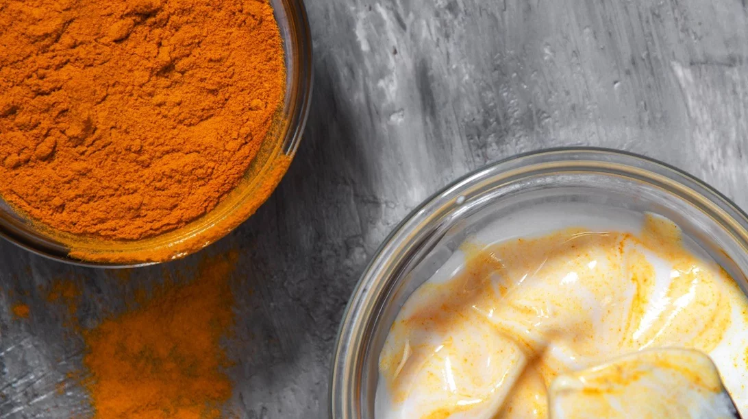 Η μάσκα προσώπου με γιαούρτι και κουρκουμά για την καταπολέμηση ακμής και ρυτίδων