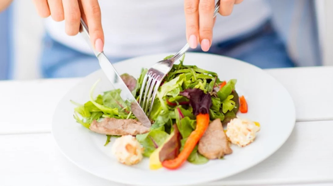 Μόλις έφαγες και πεινάς πάλι; Ποια είναι τα λάθη που κάνεις και πώς να τα αντιμετωπίσεις