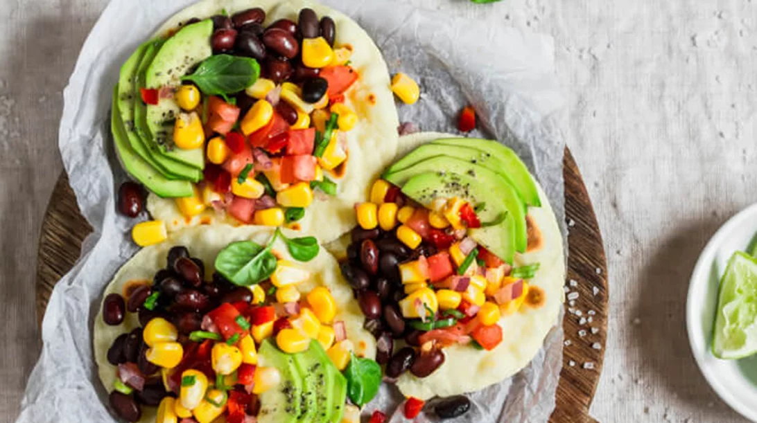 Τι να βάλεις μέσα σε τραγανές τορτίγιες (τοστάδας) για ένα σούπερ υγιεινό γεύμα