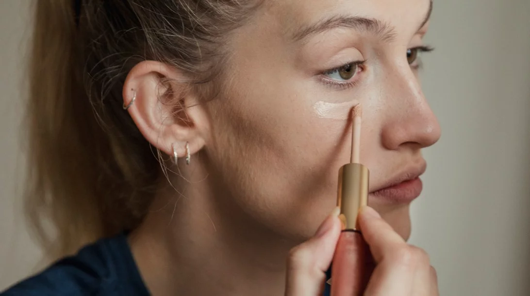 Σίγουρα, δεν πρέπει να γίνονται: 4 λάθη με το concealer που προσθέτουν χρόνια