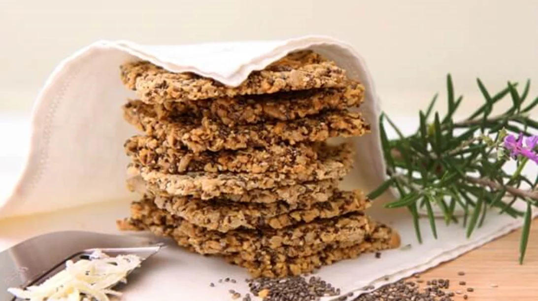 Σπιτικές φρυγανιές με chia και λιναρόσπορο χωρίς γλουτένη από τη διατροφολόγο