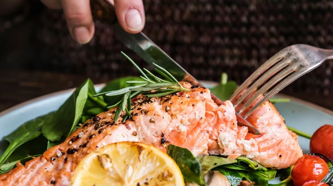 Ποιες διατροφικές συνήθειες να ακολουθήσεις κατά την εμμηνόπαυση για απώλεια κιλών;