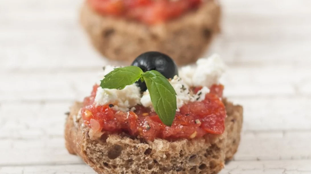 Πώς τρώγεται ο ντάκος; 3 μεσογειακές συνταγές ιδανικές για το καλοκαιρινό γεύμα