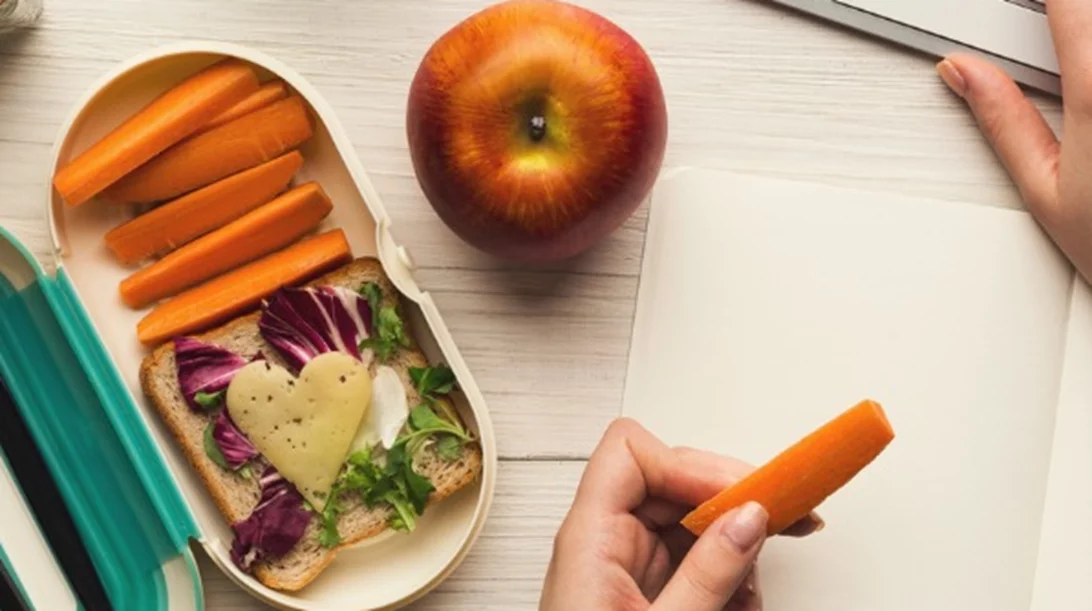 Σνακ με λιγότερες από 100 θερμίδες: Οι επιλογές για κάτι γλυκό, αλμυρό, τραγανό, κρεμώδες!