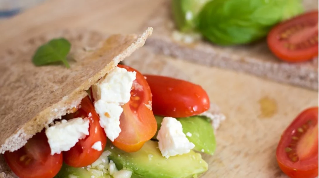 Πίτες με αβοκάντο, φέτα και λαχανικά: Ένα ιδανικό σνακ για το καλοκαίρι