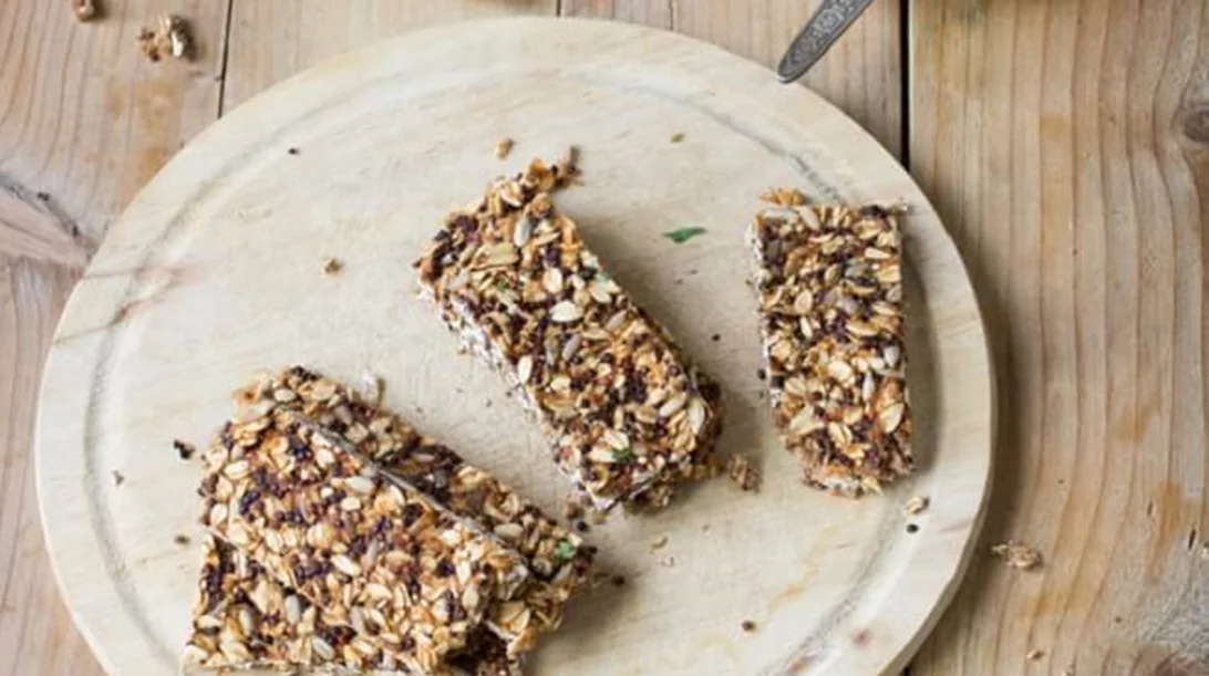 Μπάρες ενέργειας χωρίς ψήσιμο με κινόα και χουρμάδες (με 157 θερμίδες)