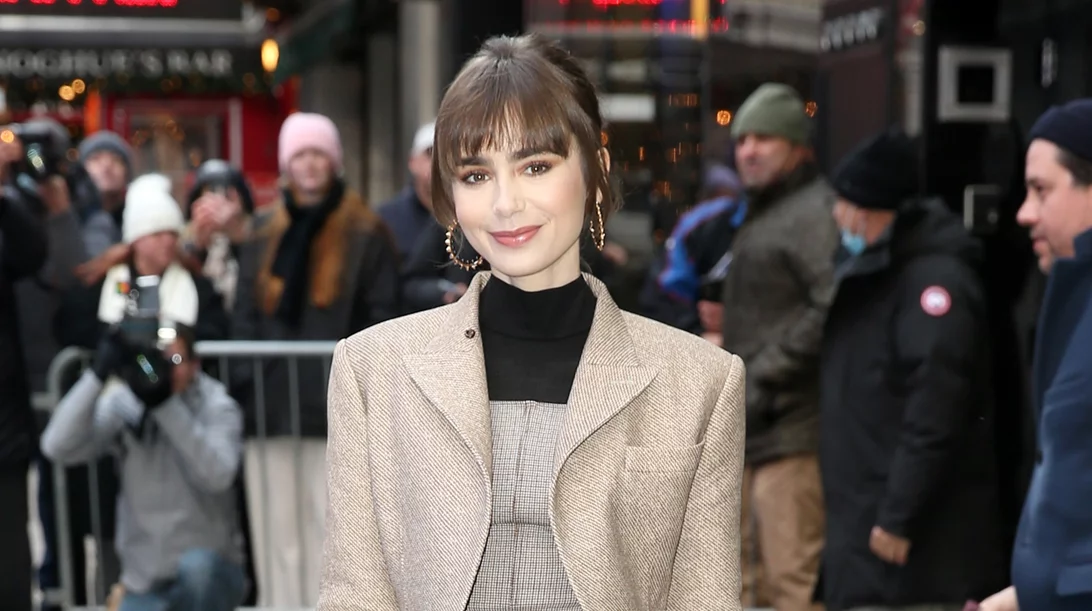 "Έπρεπε να κάνω τον εαυτό μου μικρό": Η εμπειρία της Lily Collins από την τοξική σχέση της με πρώην σύντροφό της