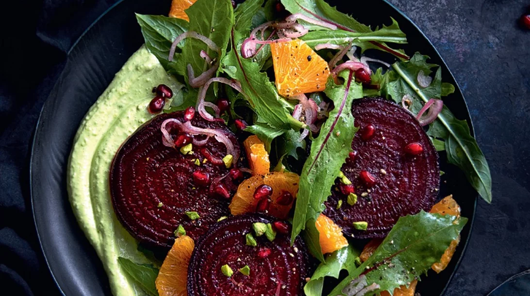 Σαλάτα με παντζάρι, πορτοκάλι, πικραλίδα και γιαούρτι φιστικιού