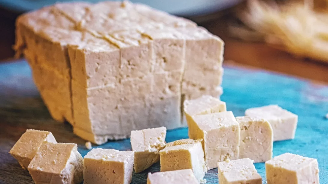 Πώς να φτιάξω σπιτικό τόφου, πώς μαγειρεύεται και σε ποιες συνταγές να το προσθέσω;