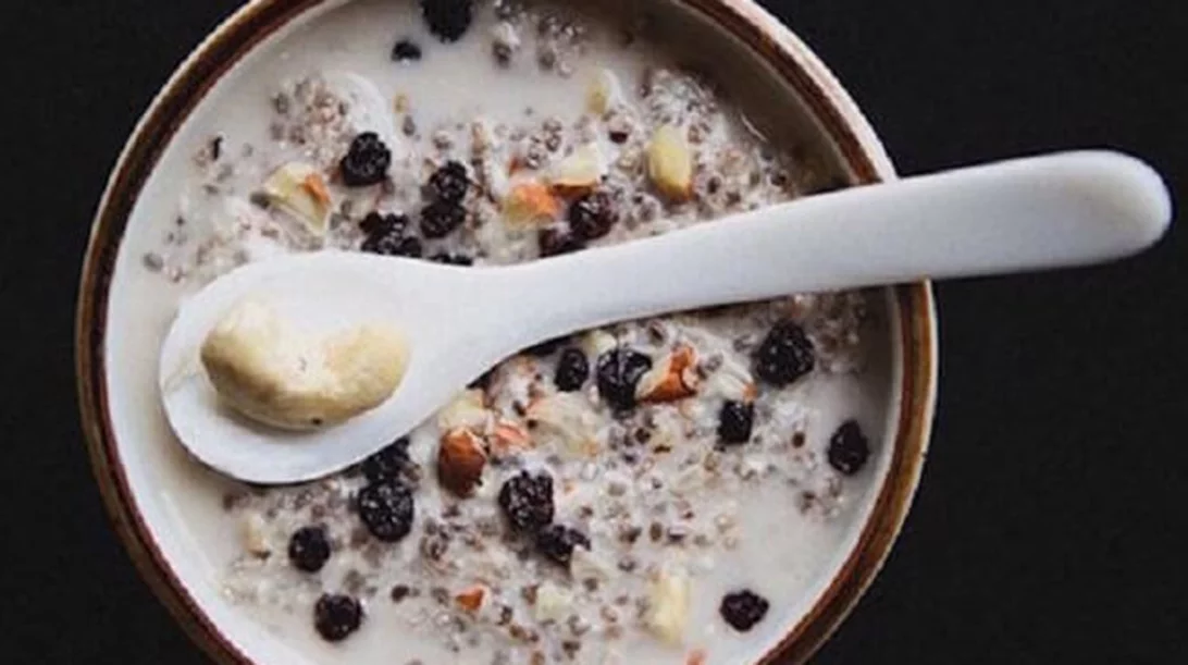 Τσία πουτίγκα με σπόρους chia, κάσιους και κάρδαμο