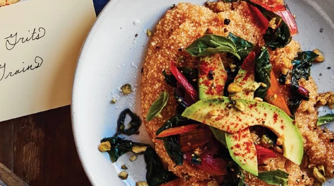 Δοκίμασε καπνιστό πόριτζ καλαμποκιού και σαλατικά για ένα τέλειο πρωινό