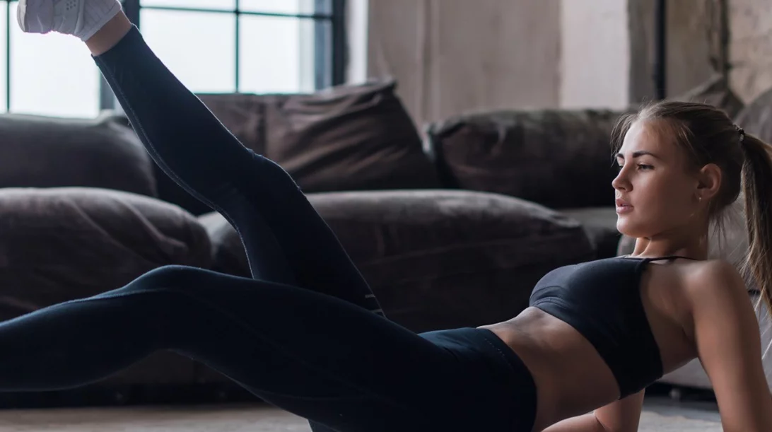 Ασκήσεις για γραμμωμένα πόδια χωρίς βάρη που κάνεις μόνο καθιστή (βίντεο)