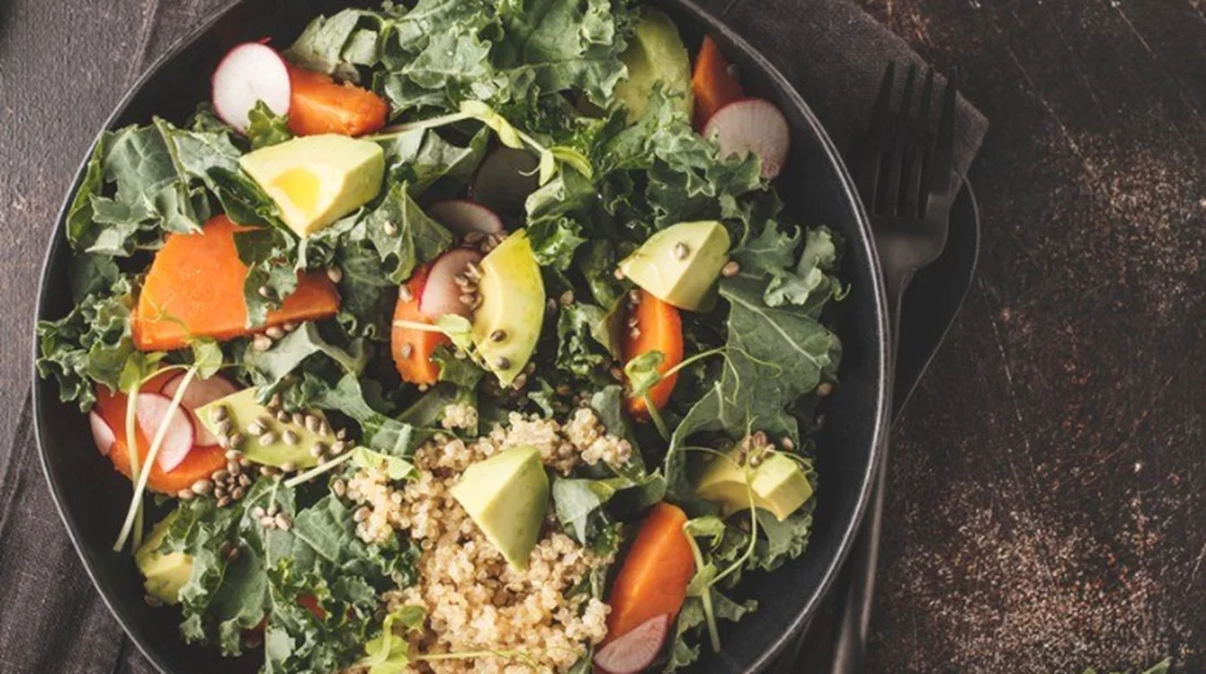 Πώς να φάω την κινόα; Υγιεινή σαλάτα με μαύρα φασόλια και γλυκοπατάτα