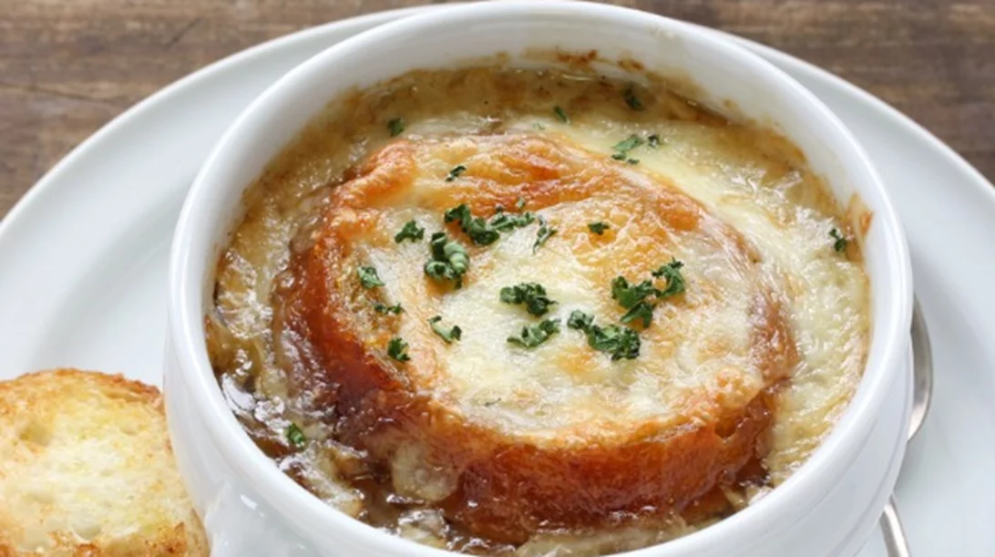 Γαλλική κρεμμυδόσουπα: Μια διαφορετική χειμερινή σούπα για να δοκιμάσεις τώρα