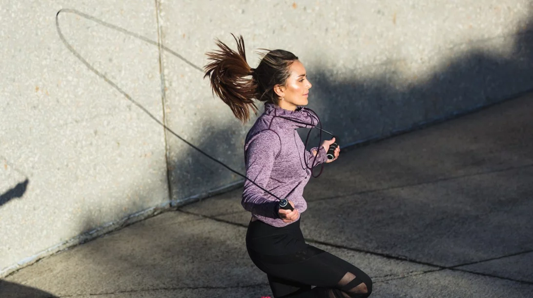Προπόνηση με σχοινάκι: Τι θα γυμνάσεις, πόσες θερμίδες θα κάψεις και ποια είναι η σωστή τεχνική;