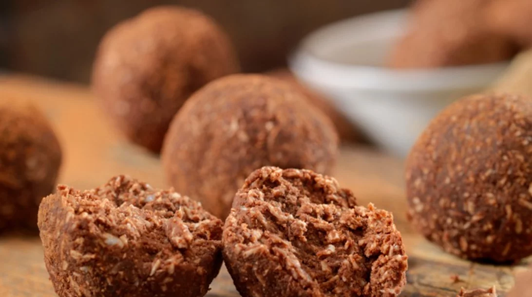 Μπάλες ενέργειας με χουρμάδες και μάκα σκόνη για να εκτοξεύσεις την ενέργειά σου