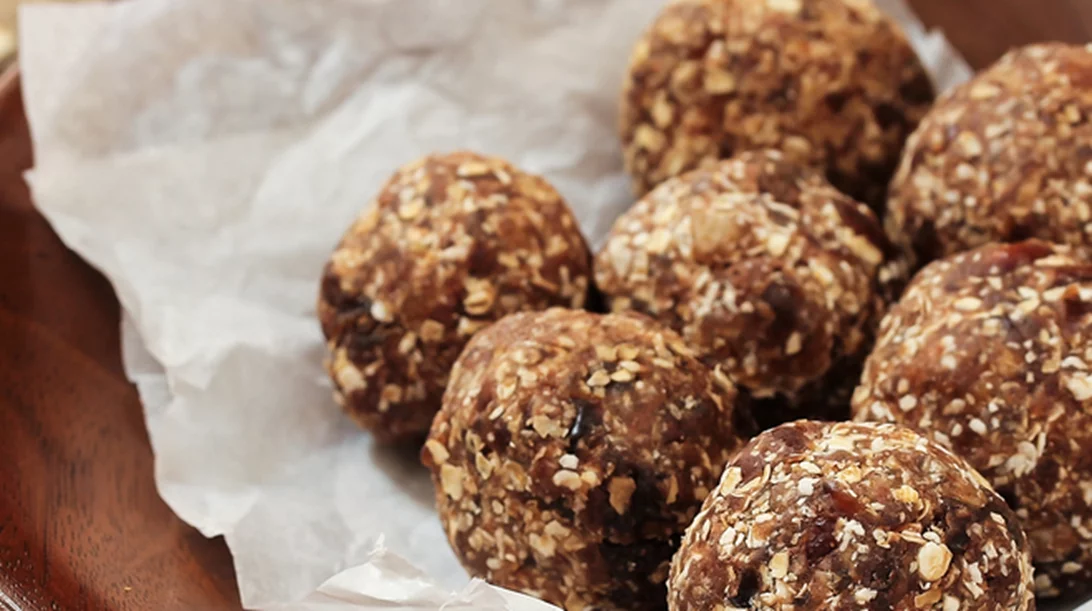 Μπάλες ενέργειας με σοκολάτα και βρώμη χωρίς ψήσιμο