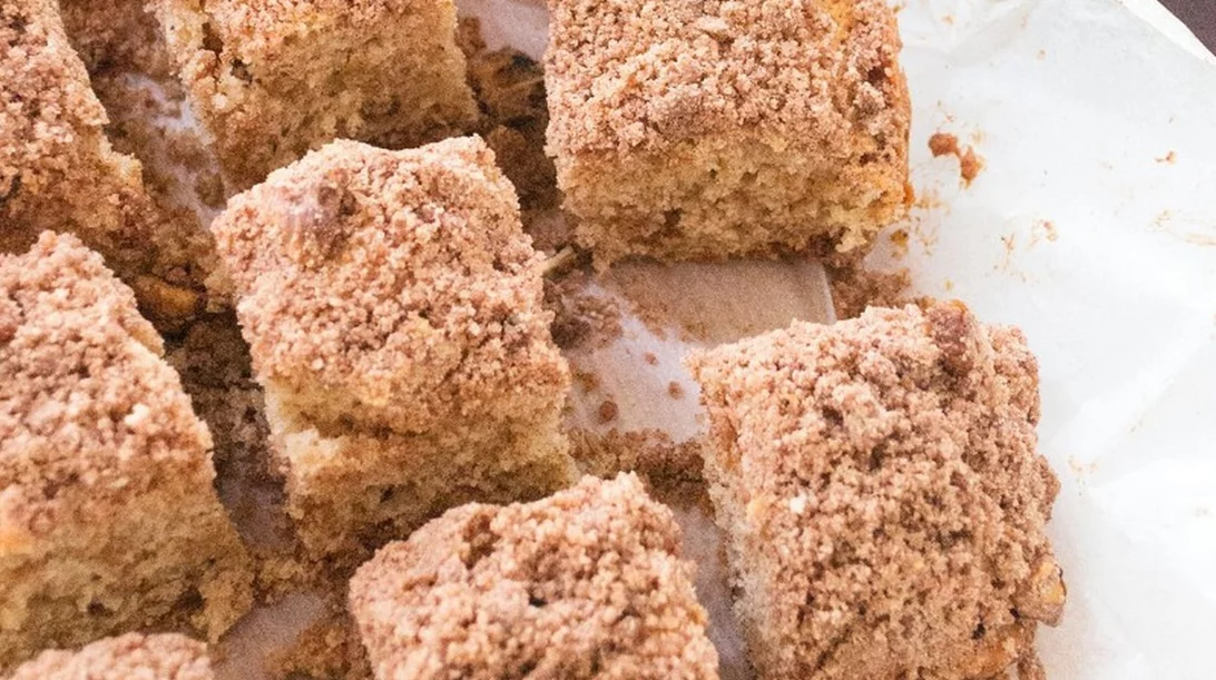 Εύκολο κέικ με επικάλυψη κραμπλ κανέλας