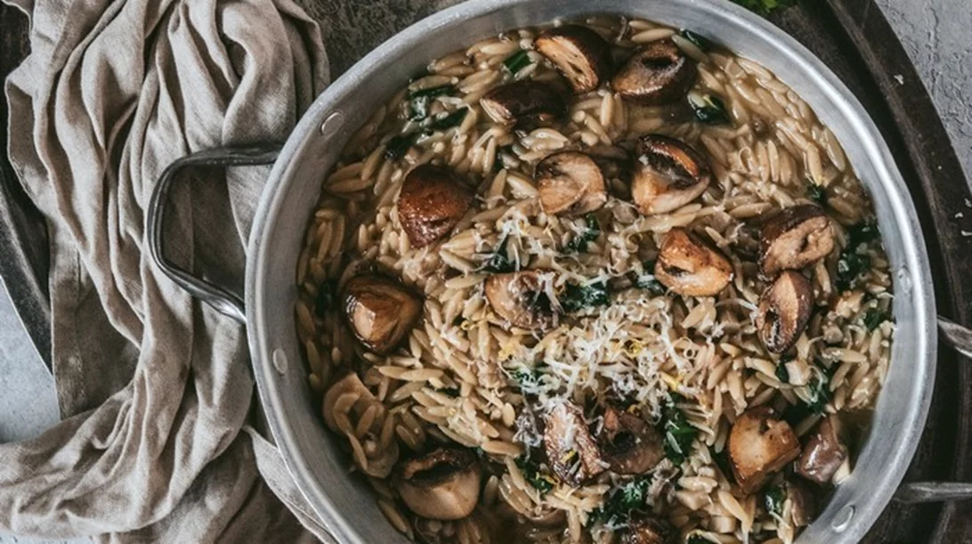 Κριθαρότο με μανιτάρια, λεμόνι, σπανάκι και τριμμένο πεκορίνο