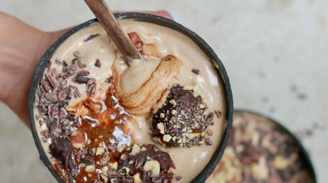 Συνταγή για vegan παγωτό (nicecream) με γεύση μόκα