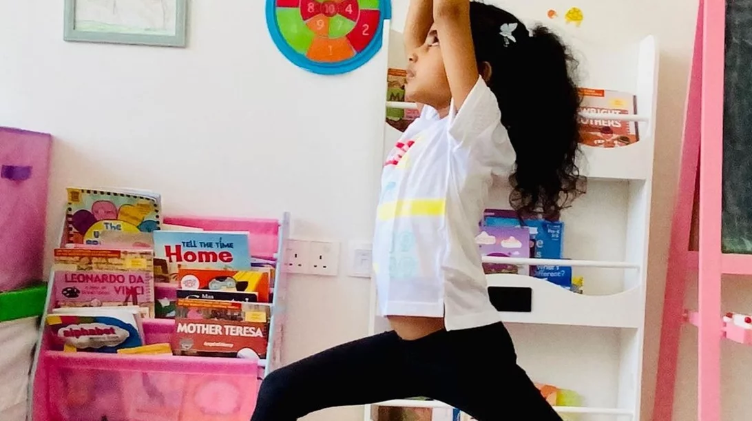 Η νεότερη yoga instructor στον κόσμο είναι 7 ετών και μόλις κατέκτησε ρεκόρ Γκίνες