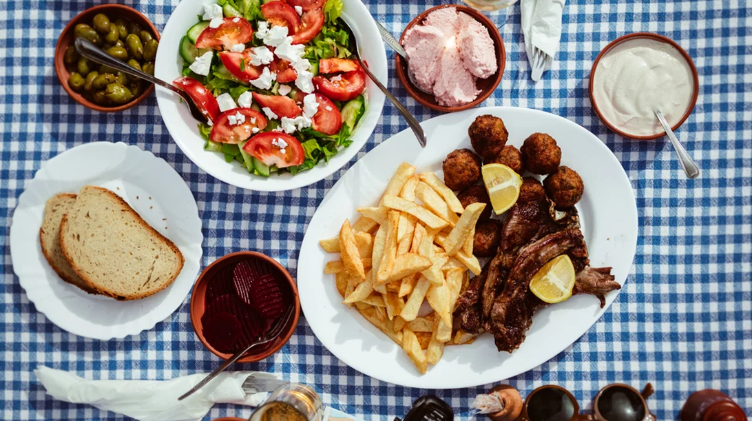 Τι να τρώω στις διακοπές: Οι καλύτερες ιδέες για το εξοχικό, το ξενοδοχείο, το κάμπινγκ