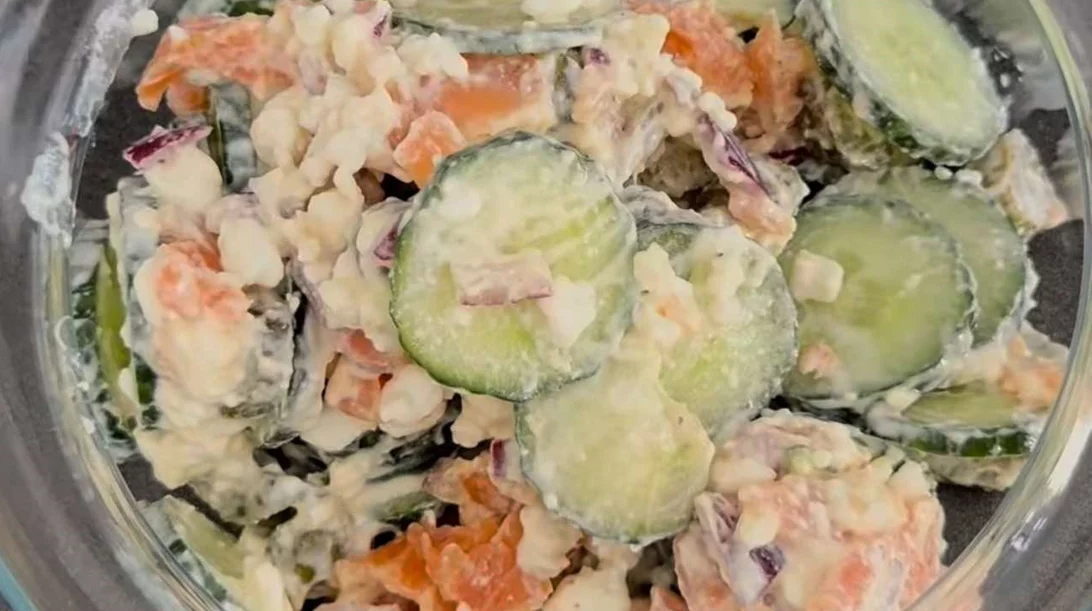 Η πιο viral σαλάτα με αγγούρι και σολομό - Είναι δροσερή και χορταστική