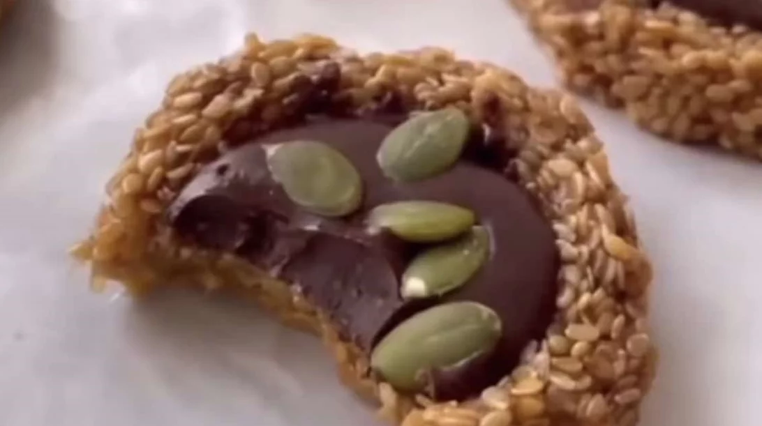 Μπισκοτάκια από σουσάμι με σοκολάτα και ξηρούς καρπούς