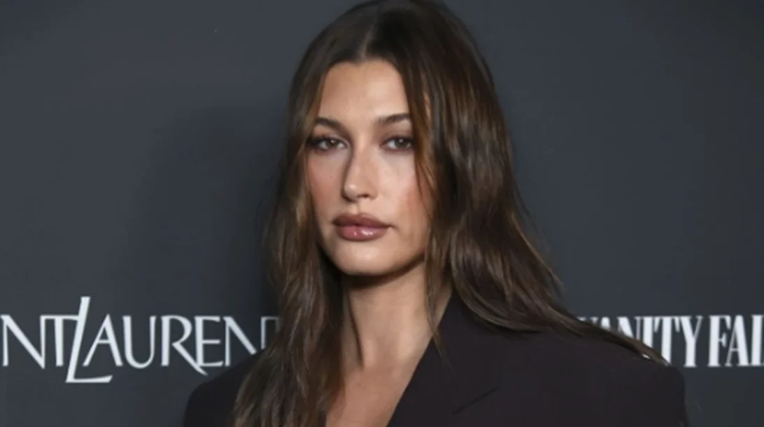 Αυτό το nude μολύβι χειλιών που χρησιμοποιεί η Hailey Bieber κάνει τα χείλη υπέροχα και κοστίζει 5 ευρώ