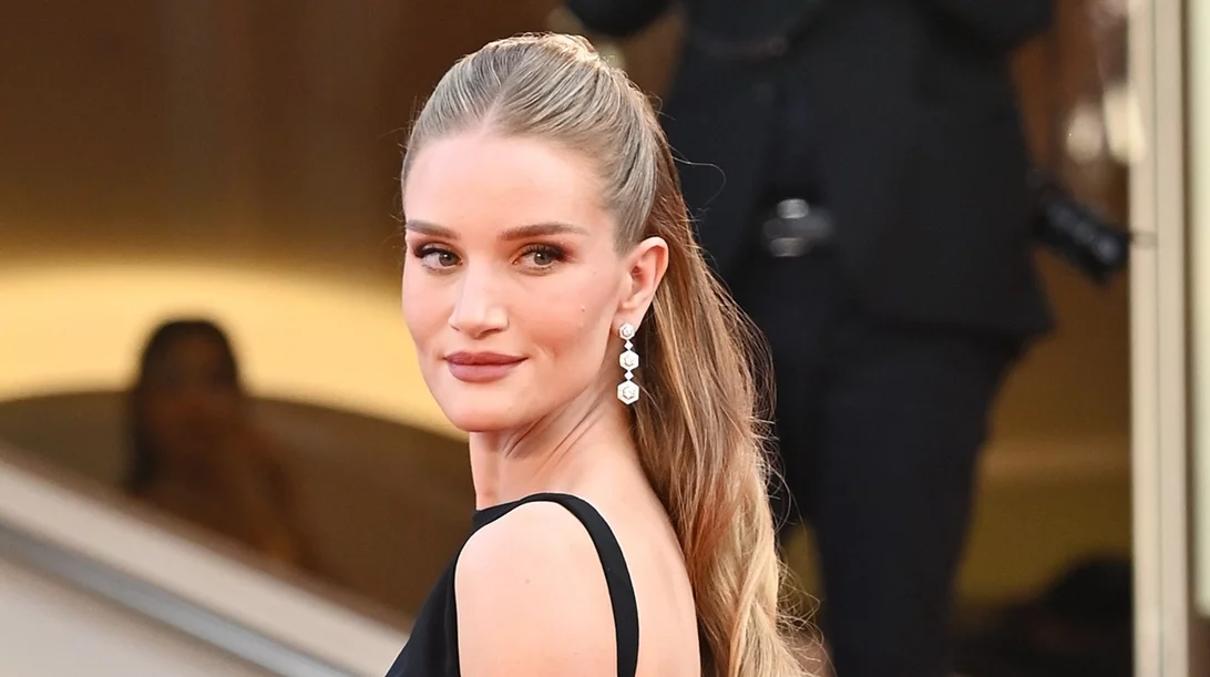 Το hack του ενός λεπτού που θα εξασφαλίσει όγκο ακόμα και στα πιο λεπτά μαλλιά