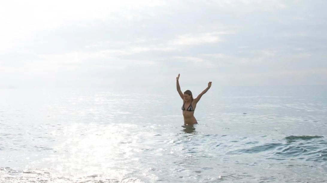 Είναι κρύα η θάλασσα; Μάθε τα οφέλη για την υγεία σου από το κρύο νερό!