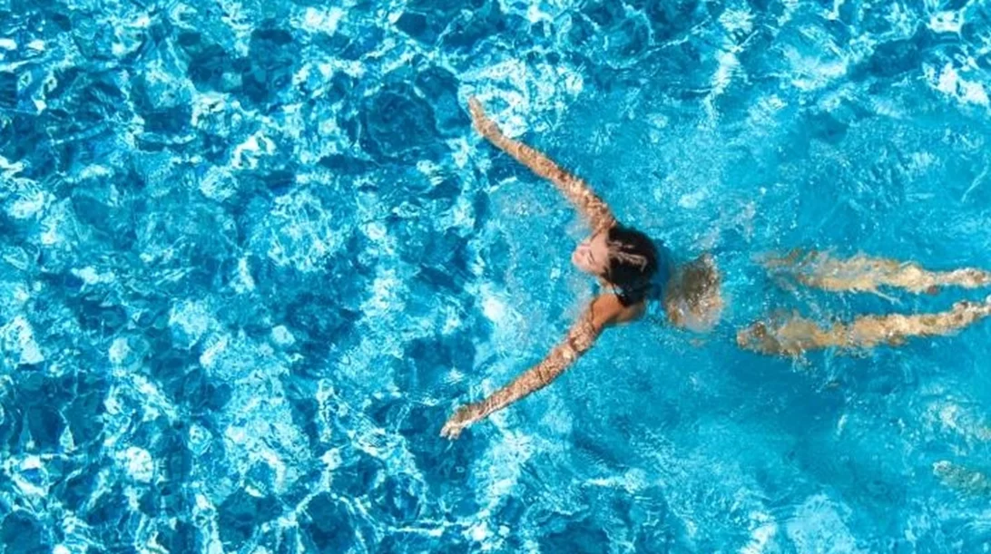 Μπορεί να πάθεις αφυδάτωση ενώ κολυμπάς;