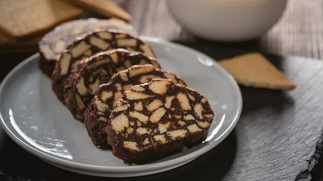 Θες γλυκό στη νηστεία; Δοκίμασε τον σοκολατένιο κορμό του ονείρου χωρίς ζάχαρη με 3 μόνο υλικά