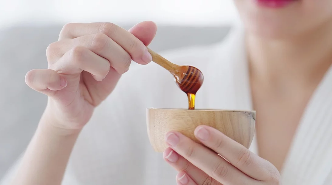 Μέλι: 10 οφέλη για την επιδερμίδα – και πώς να το χρησιμοποιήσεις
