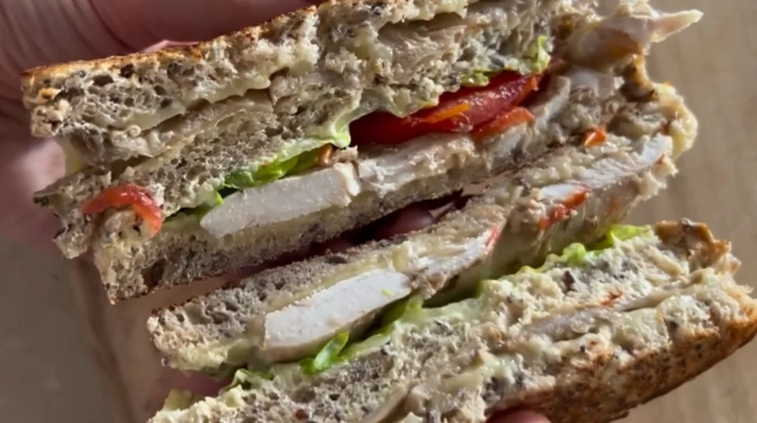 Το πιο υγιεινό και νόστιμο club sandwich: με μόλις 450 θερμίδες και 42 γρ. πρωτεΐνης!