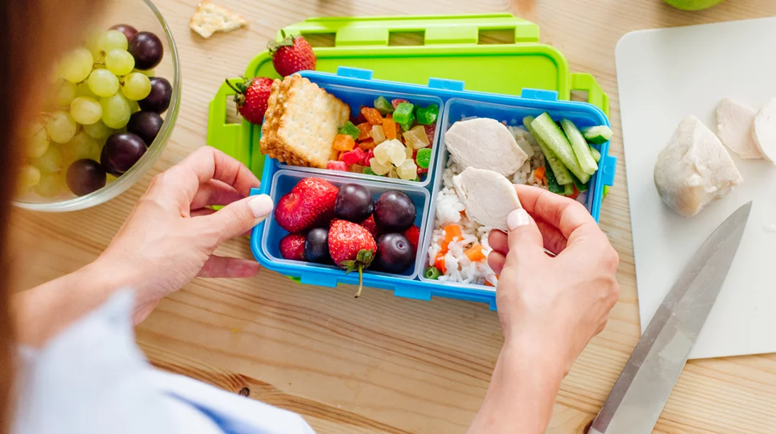 Ιδέες για υγιεινά σνακ στο σχολείο από 7 διατροφολόγους