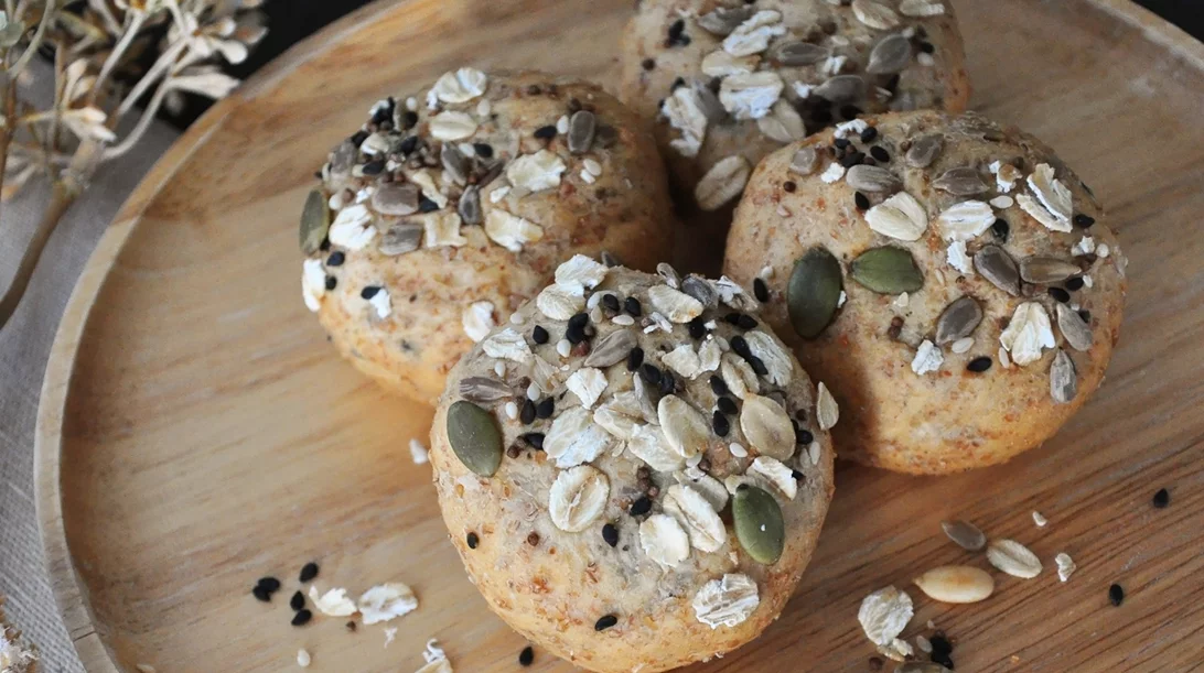 Εύκολα σπιτικά ψωμάκια με βρώμη και γιαούρτι