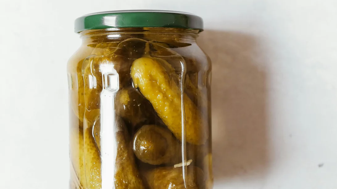 Αγγουράκι τουρσί: Μην πετάς το ζουμί του - Φτιάξτε αυτό το κρεμώδες ντιπ με ακόμα 1 υλικό!