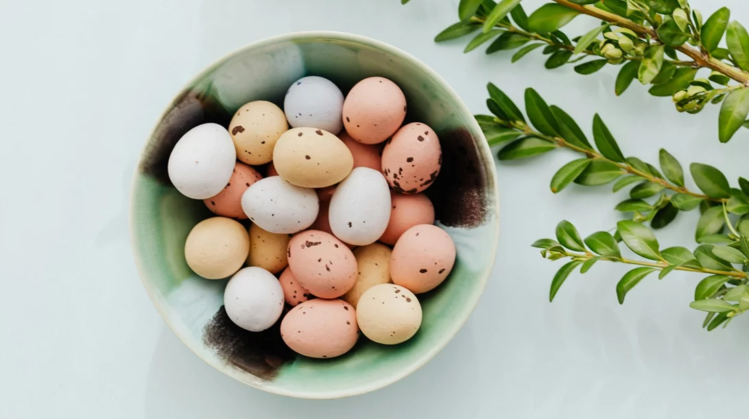 Πάσχα - Βάψιμο αυγών: Πέντε μυστικά tips για τέλεια κατακόκκινα αυγά