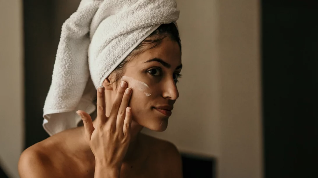 Εγκαύματα, μολύνσεις, ακμή: Γυναίκες αποκαλύπτουν τις σοβαρές συνέπειες από συγκεκριμένα καλλυντικά - ποια είναι και τι λένε οι ειδικοί