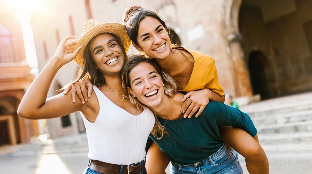 Τα πολυκαταστήματα attica αφιερώνουν τον μήνα Μάρτιο στις γυναίκες