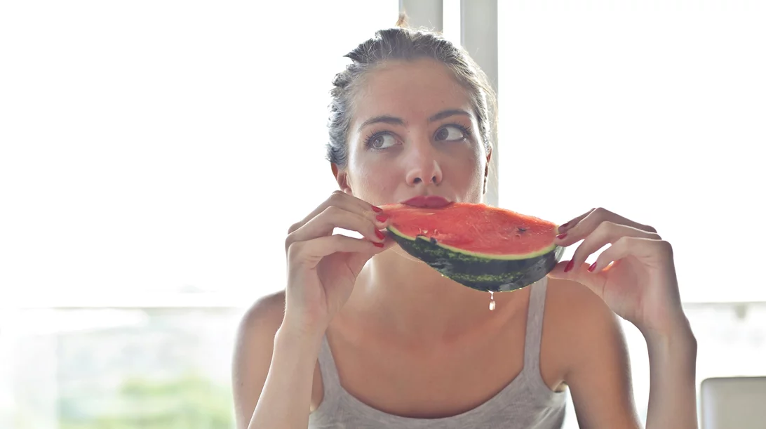 Στον καύσωνα χάνεις ηλεκτρολύτες - Οι τροφές που τους αναπληρώνουν