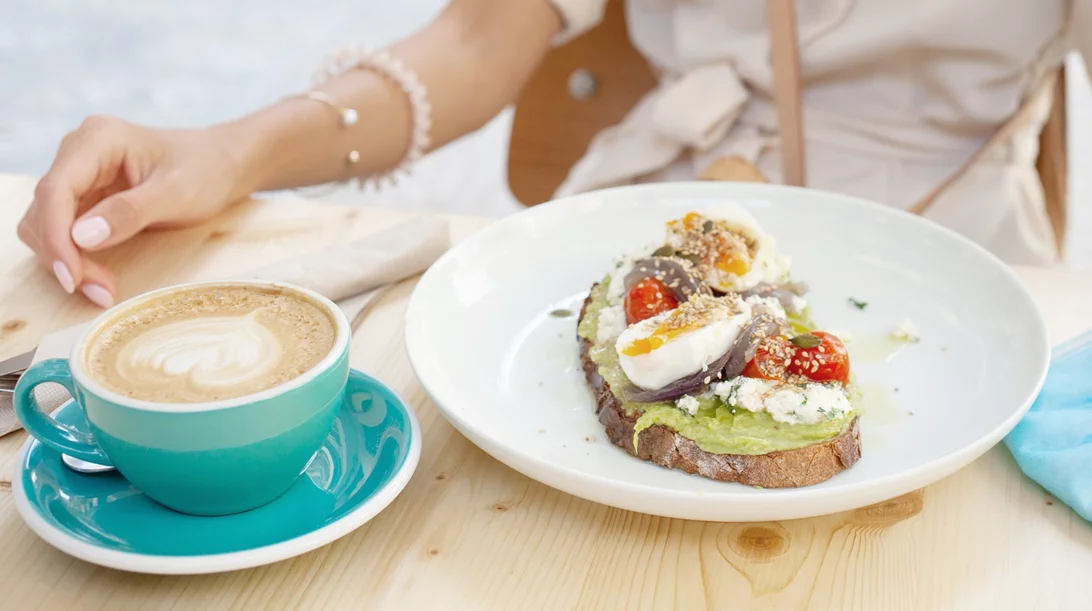 "Δεν πεινάω το πρωί": Τι μπορεί να σημαίνει η πρωινή έλλειψη όρεξης για την υγεία σου;