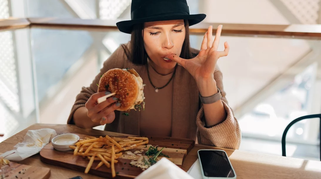 Η νο1 κατηγορία τροφών που κάνει τον οργανισμό να γερνά γρηγορότερα