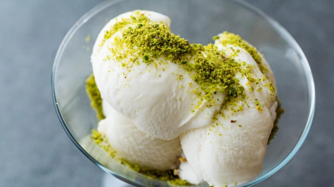 Μόνο με 4 υλικά: Το πιο εύκολο παγωτό καϊμάκι - χωρίς παγωτομηχανή